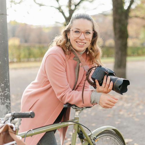 Anna Hausner Fotografin - Portrait an Fahrrad gelehnt
