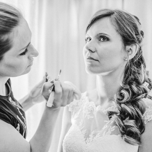 Hochzeitsfotografie Getting Ready Braut wird geschminkt