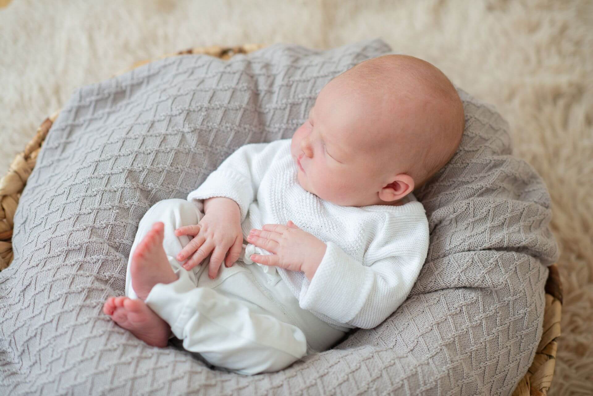 Schlafendes Baby in Korb beim Newbornshooting in München