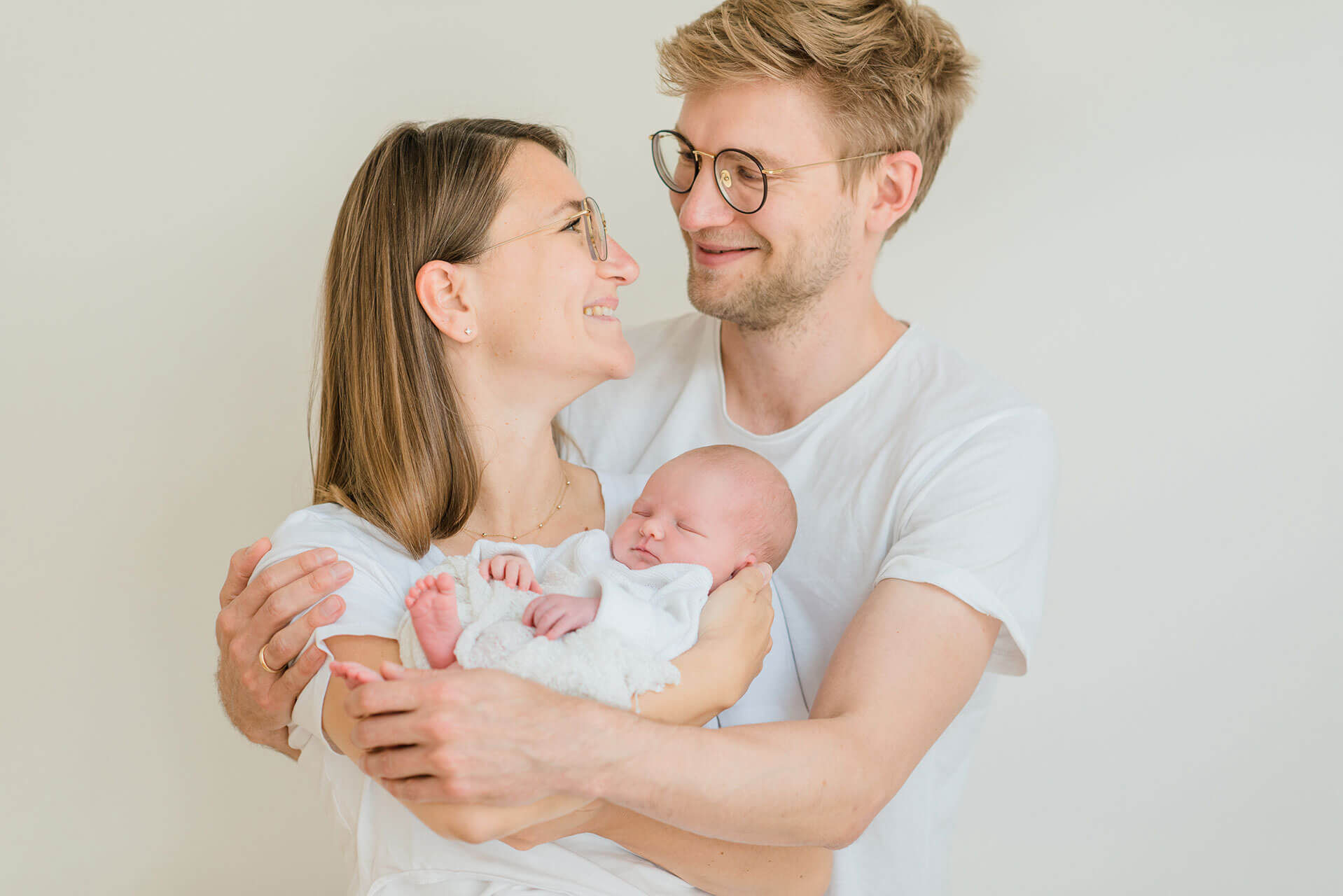 Stolze Eltern bei Babyfotografie in München