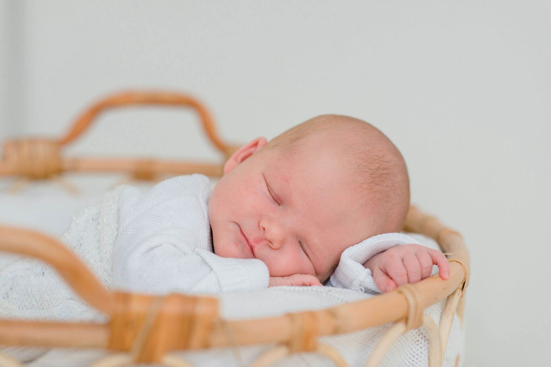 Schlafendes Baby in Korb beim Newbornshooting in München
