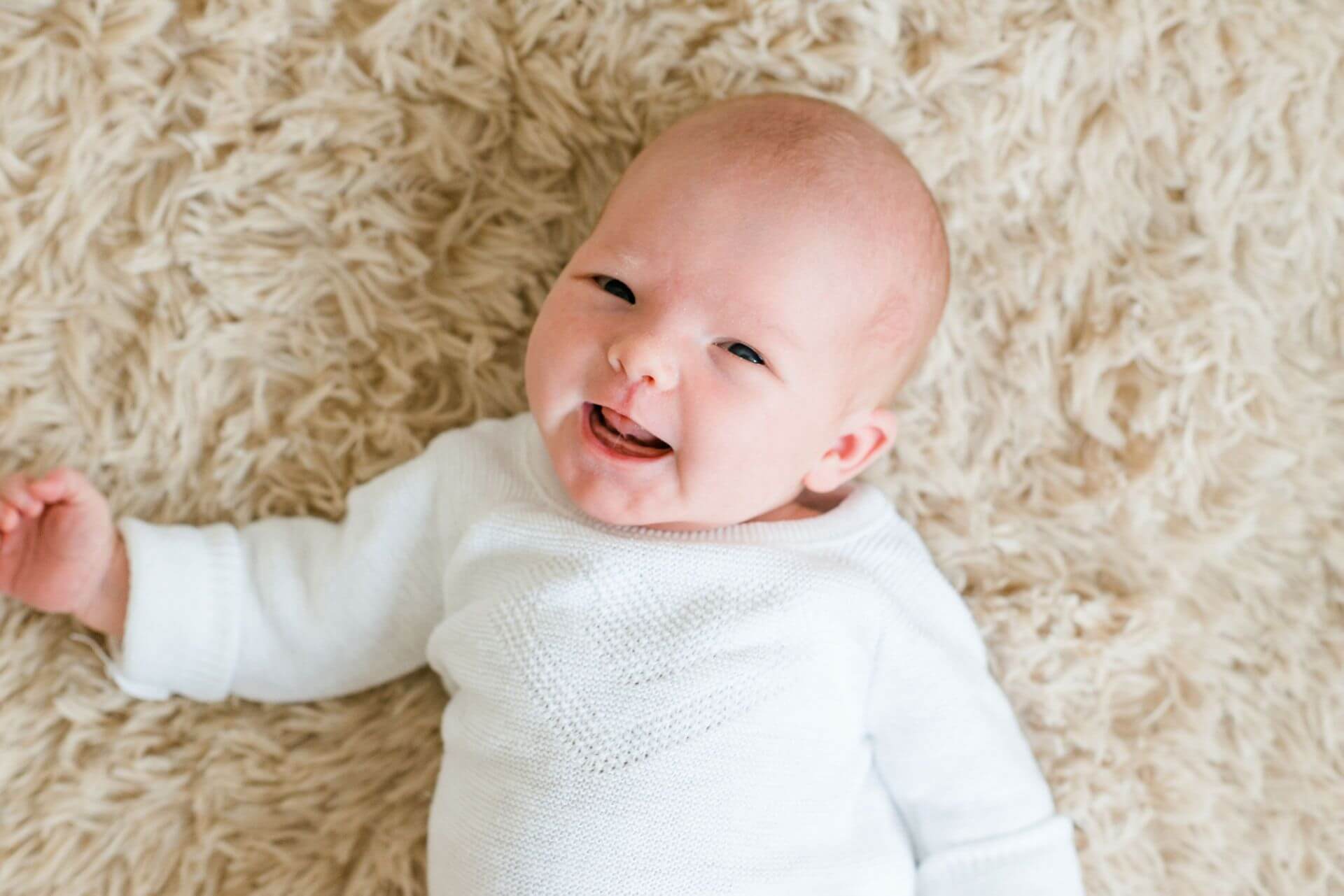 Lachendes Baby bei Neugeborenenfotografie in München Westend