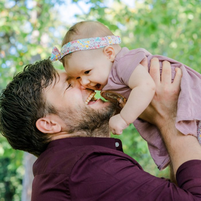 Babyfotografie Papa mit Baby im Arm