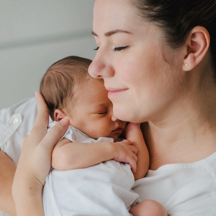 Newbornsooting Mutter mit Kind im Arm