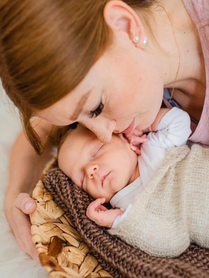 Mutter mit Neugeborenen beim Fotoshooting