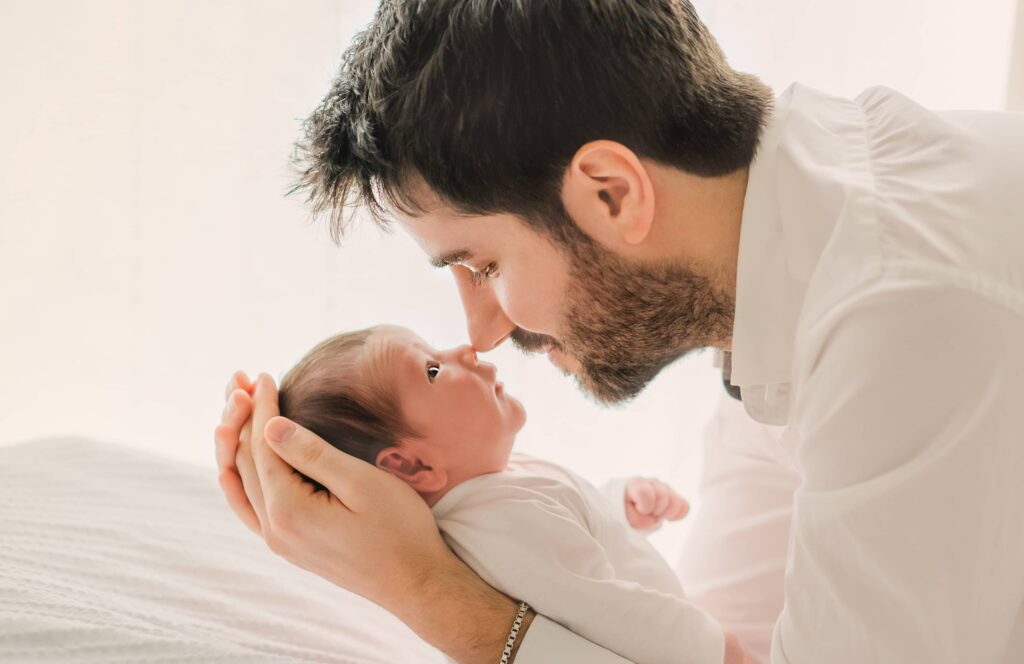 Papa, Nase an Nase mit Neugeborenen Sohn