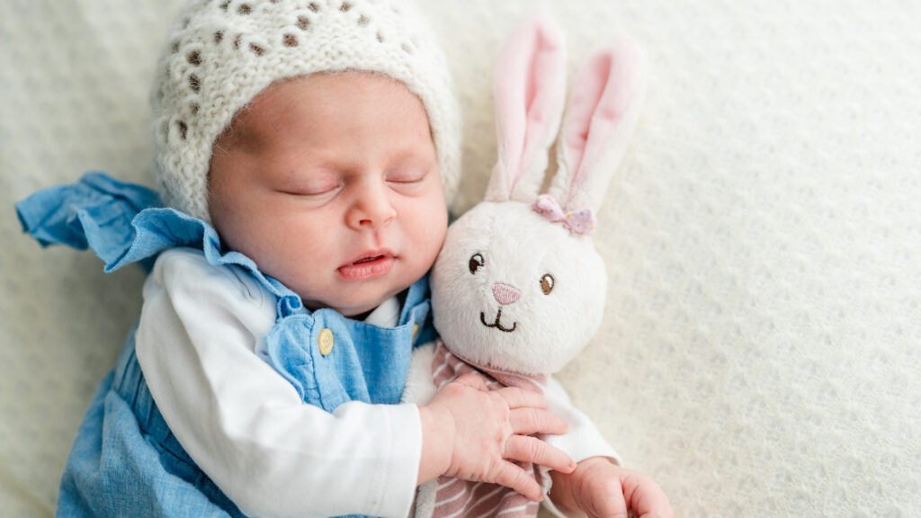 Baby mit Häschen im Arm im Fotostudio