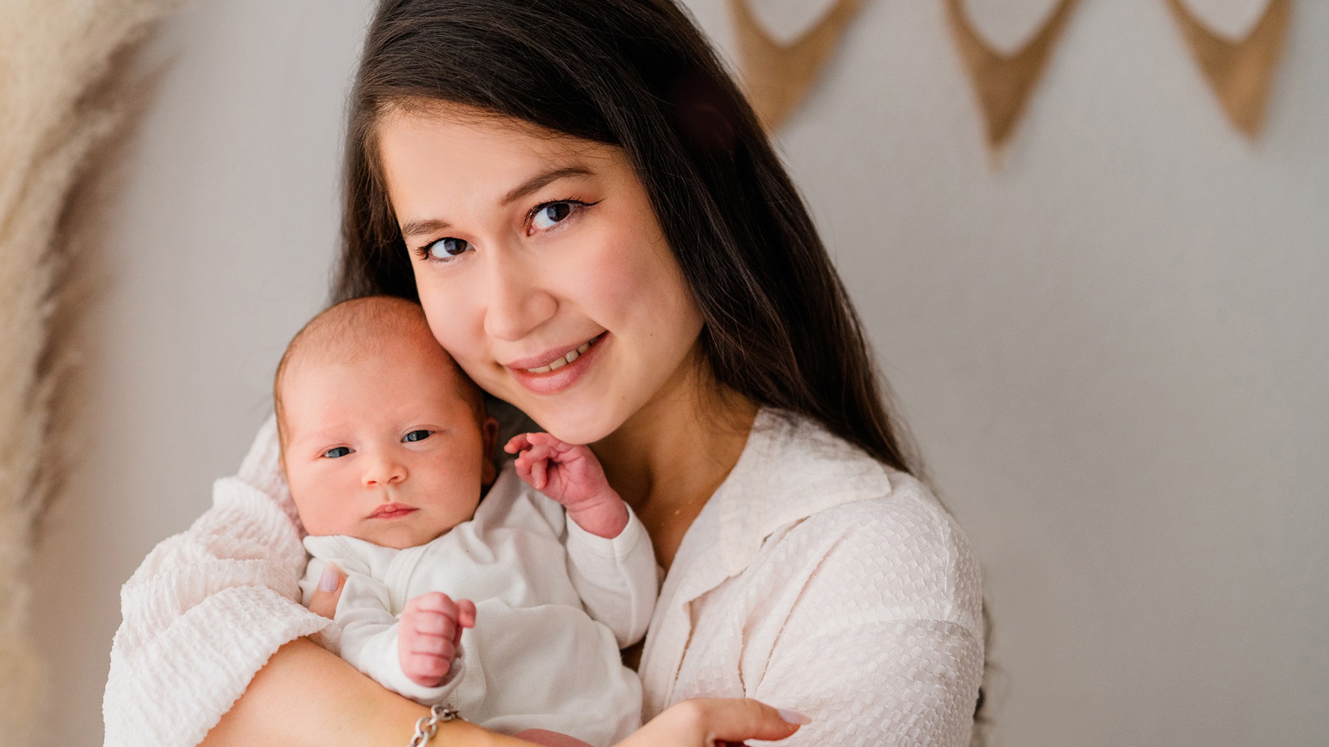 Baby bei Mama auf dem Arm