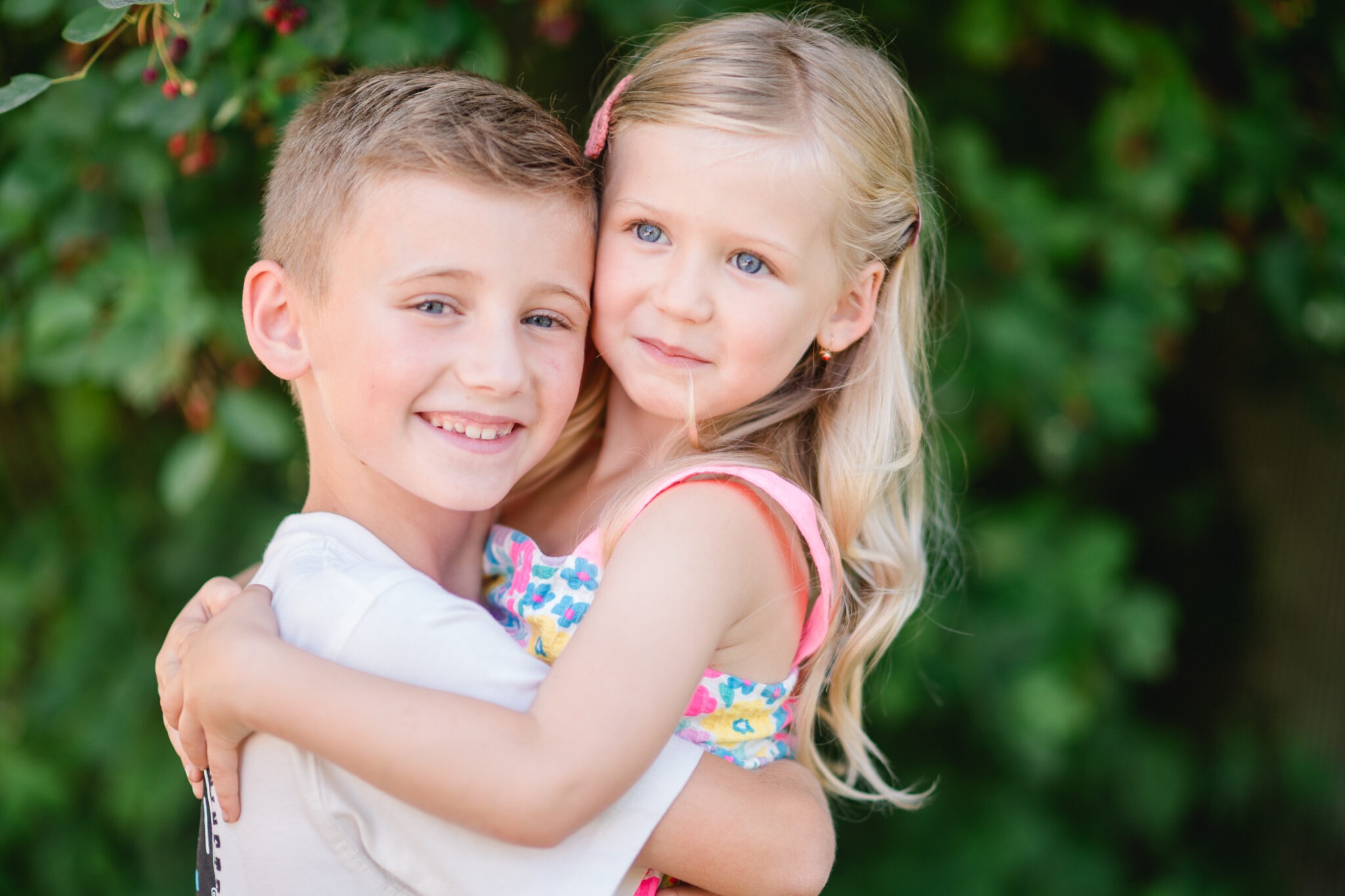 Geschwister beim Kindergarten Fotoshooting in München
