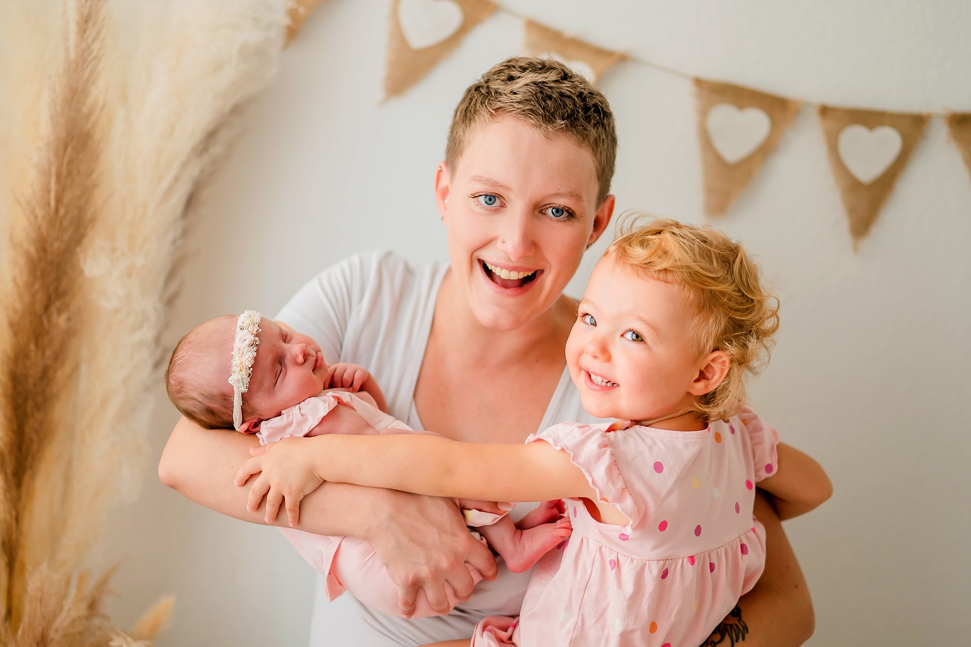 Mama mit zwei Töchtern im Arm