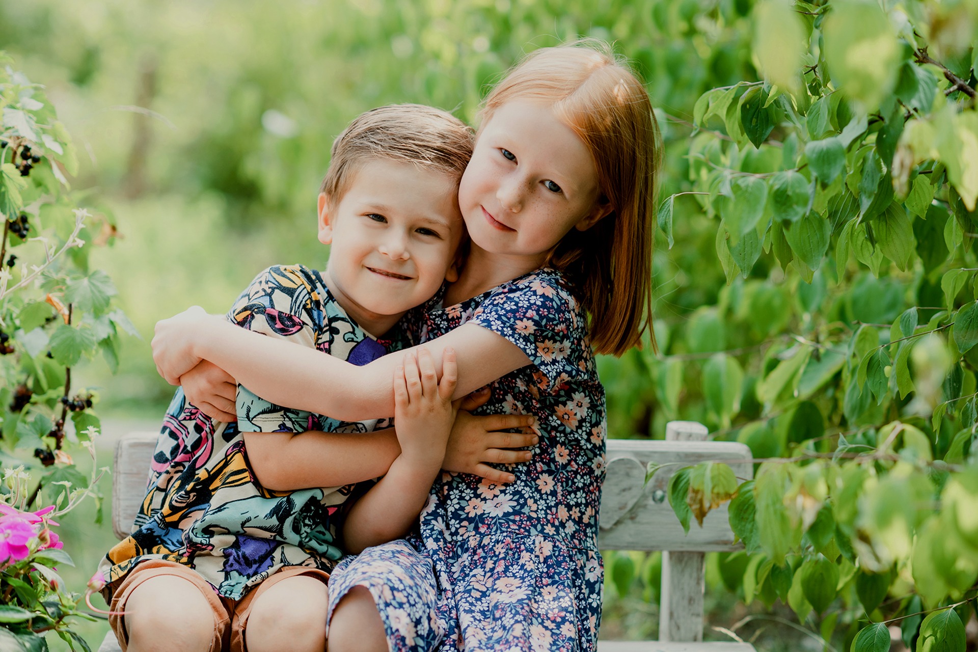 Kindergartenfotos Geschwister halten sich im Arm